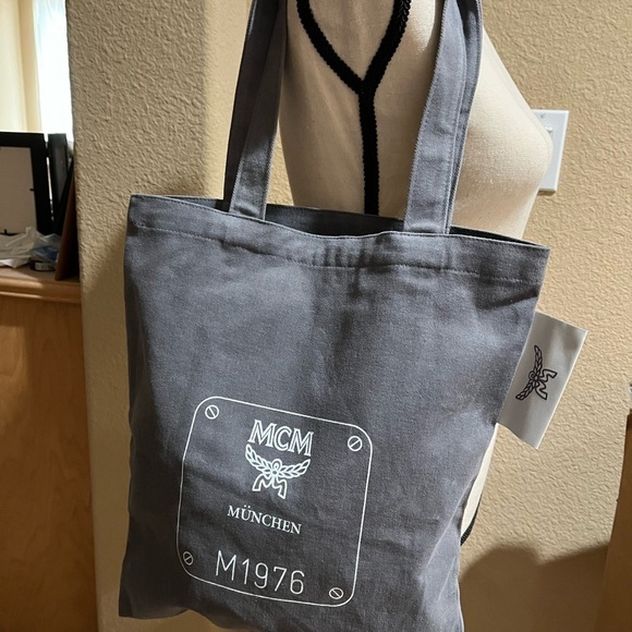 MCM LIMITED CANVAS TOTE - Picture 6 of 8